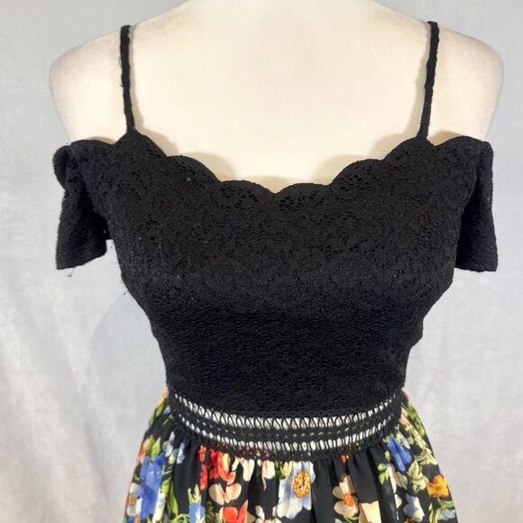 Black lace and floral peek a boo midriff scalloped off shoulder dress size 3 - Picture 2 of 6